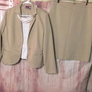 AL THIS BUNDLE INCLUIDE TOP AND SUIT SKIRT AND JACKET